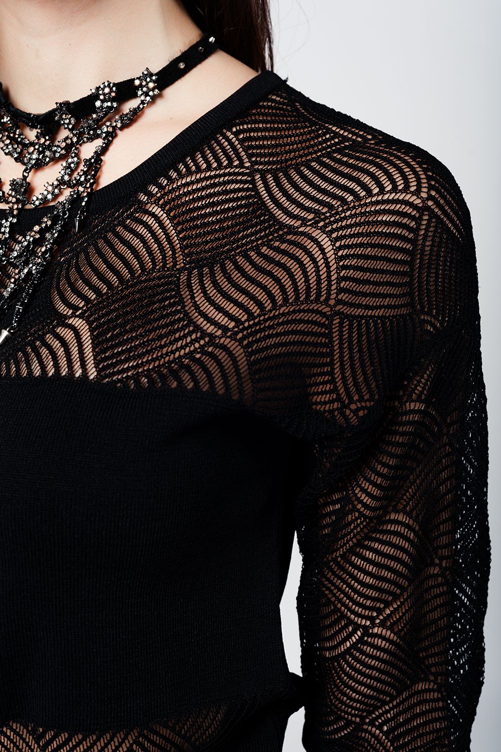 Top en tricot noir avec contraste ajouré
