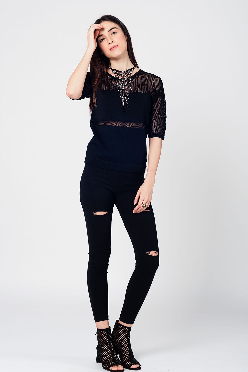 Top en tricot noir avec contraste ajouré