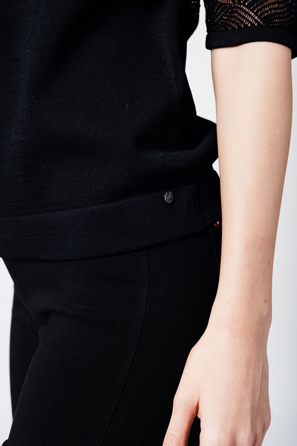 Top en tricot noir avec contraste ajouré