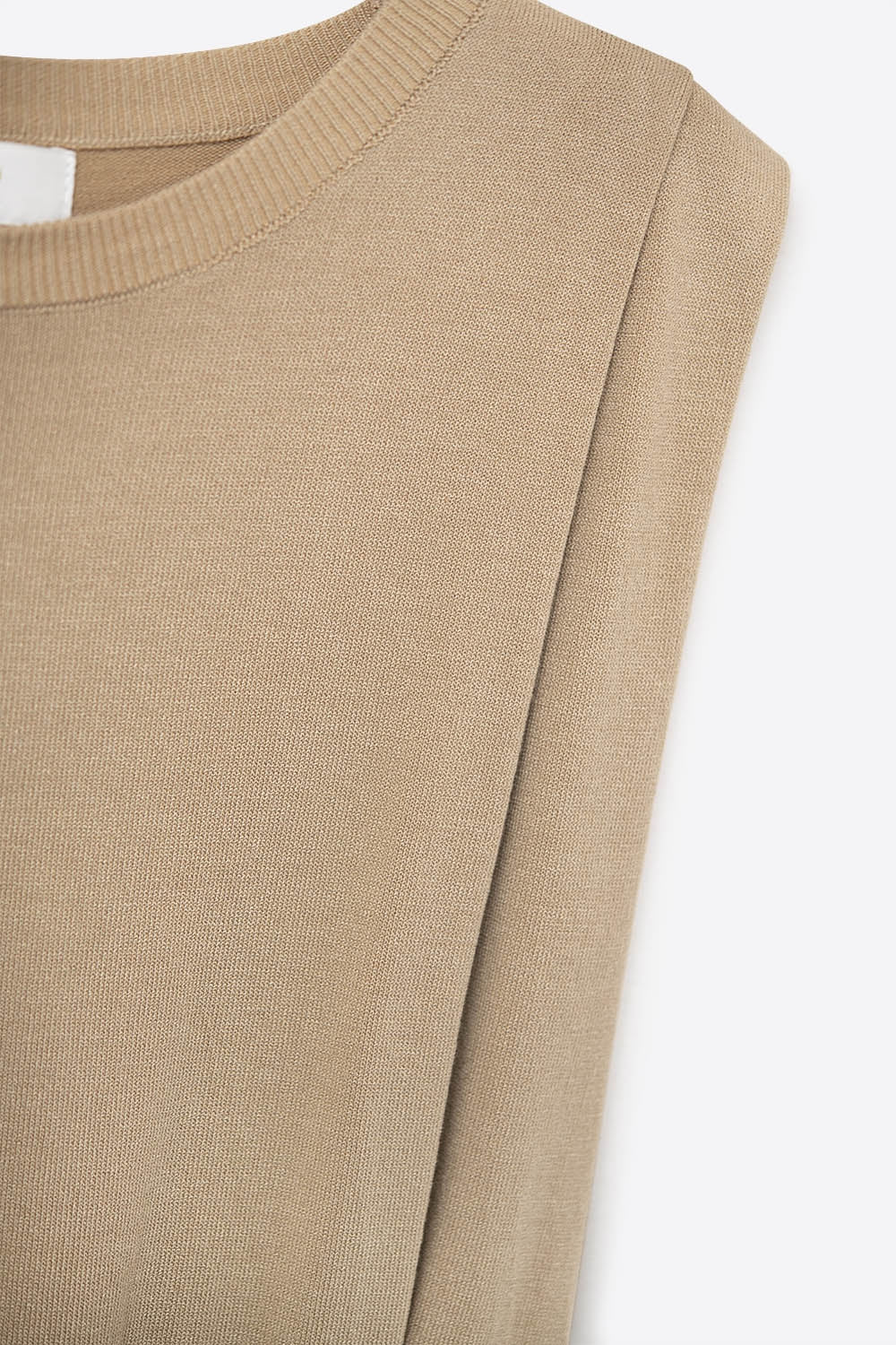 Top en tricot sans manches avec épaules drapées en camel