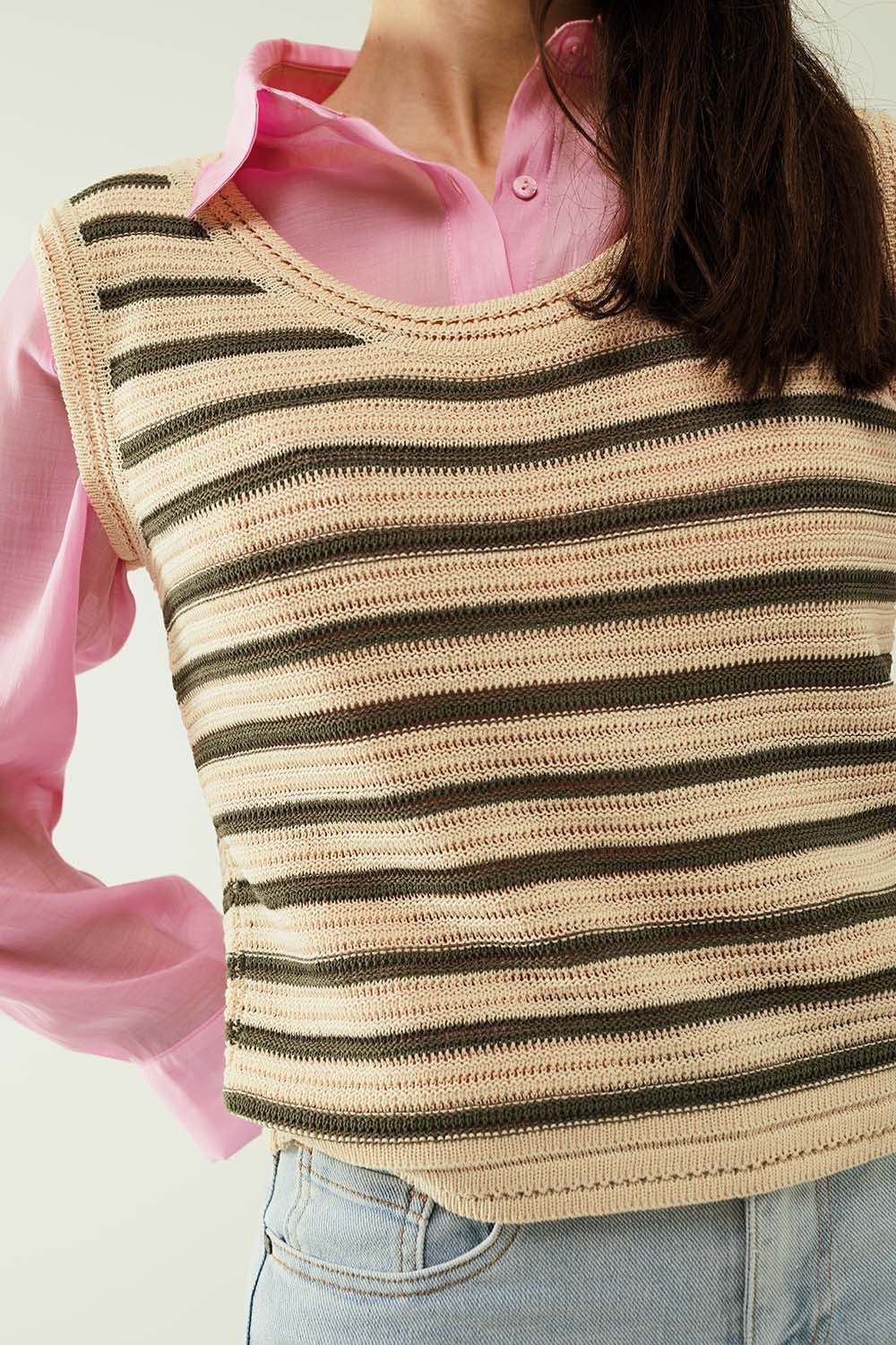 Top en tricot sans manches de couleur crème avec des rayures khaki