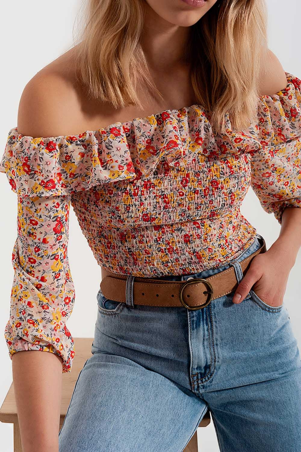 Top froncé encolure Bardot à avec devant volanté et corail imprimé petites fleurs