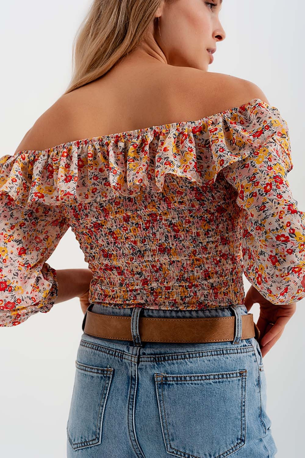 Top froncé encolure Bardot à avec devant volanté et corail imprimé petites fleurs