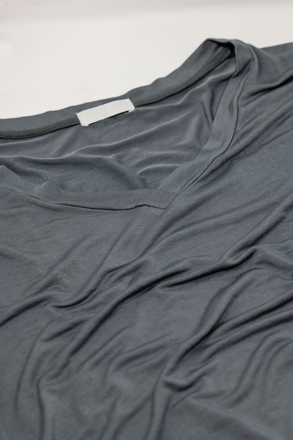 Top gris à manches longues et col en V en modal