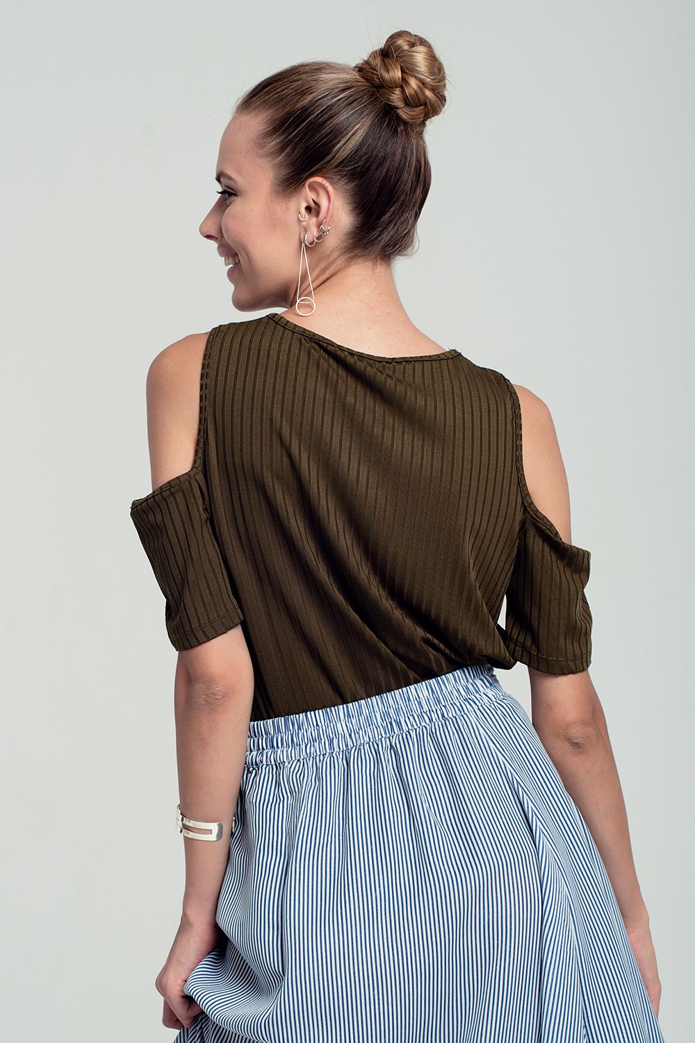 Top khaki découper aux épaules