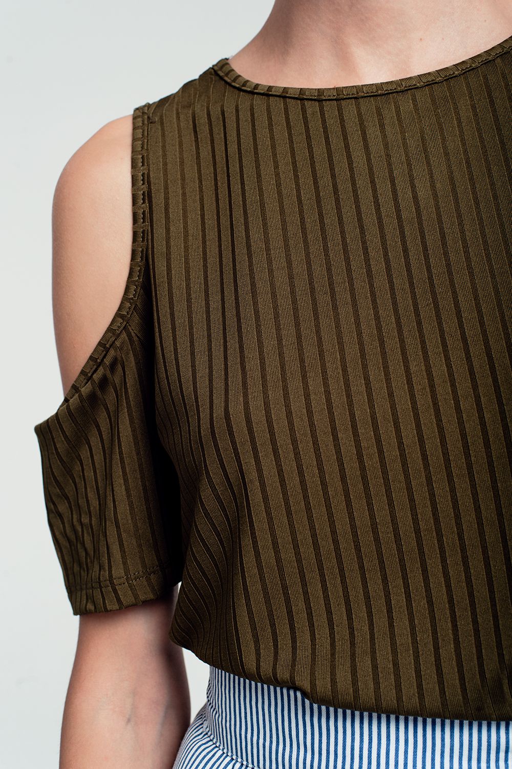 Top khaki découper aux épaules