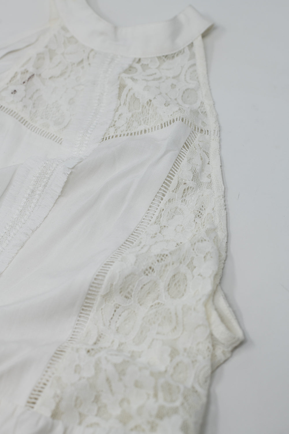 Top licou blanc avec dentelle et motif évasé