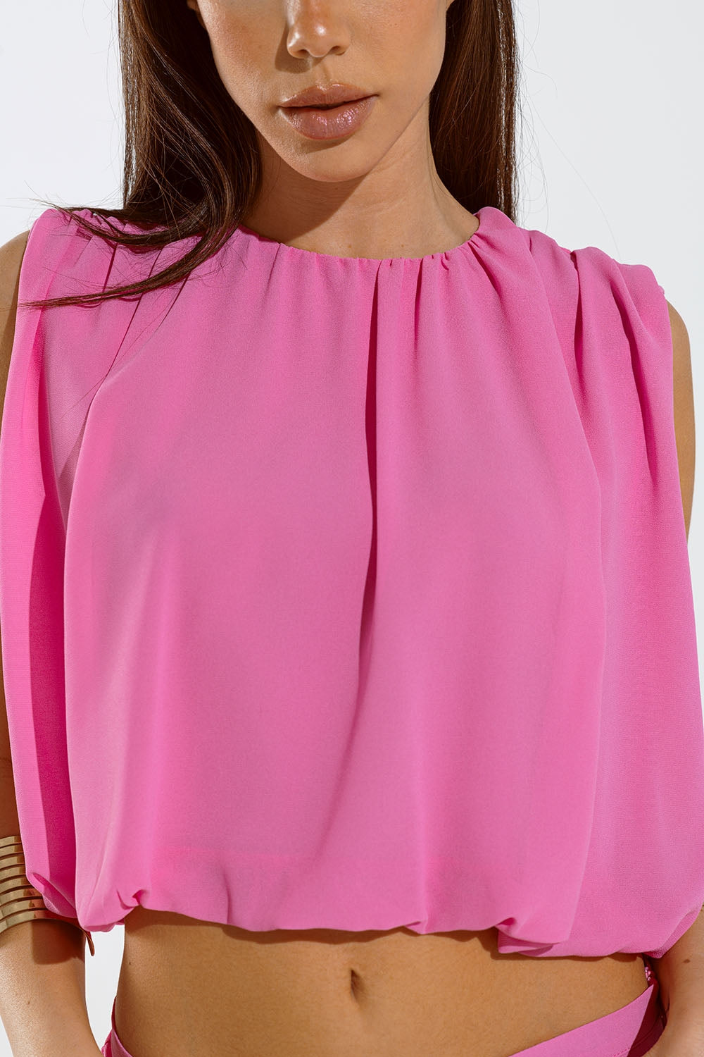 Top rose à motifs froncés