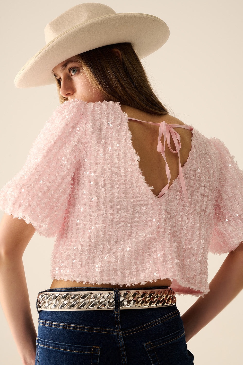 Top rose avec des détails en sequins et des manches bouffantes