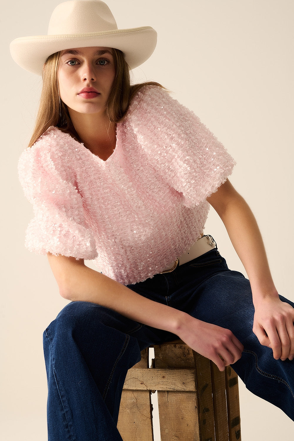 Top rose avec des détails en sequins et des manches bouffantes