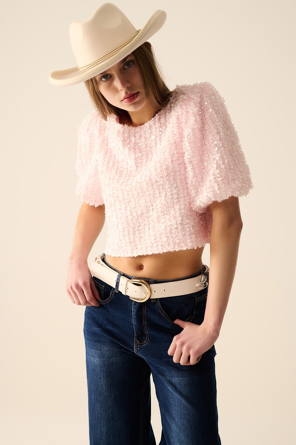 Top rose avec des détails en sequins et des manches bouffantes