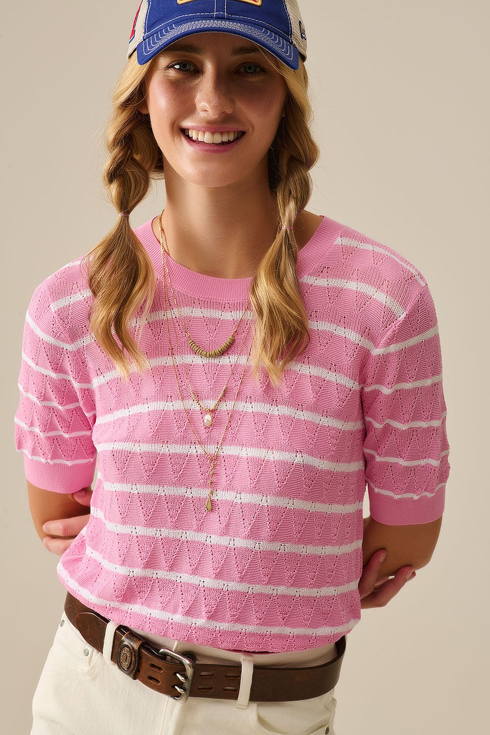 Q2 Top rose en tricot ajouré avec manches courtes et rayures blanches