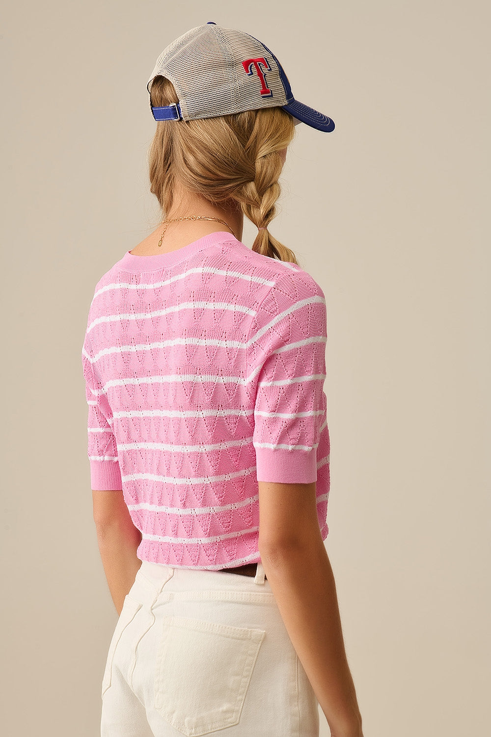 Top rose en tricot ajouré avec manches courtes et rayures blanches