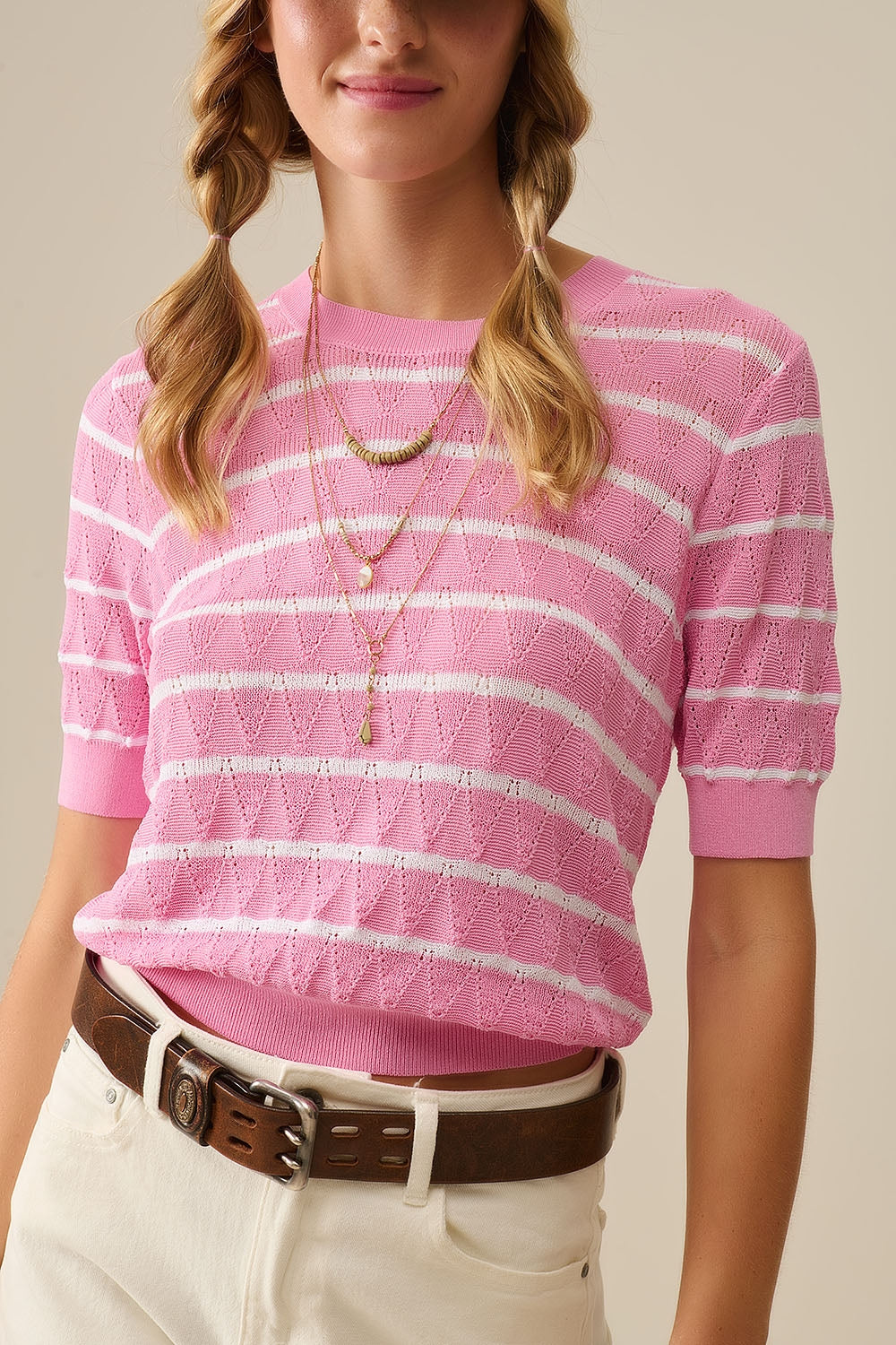 Top rose en tricot ajouré avec manches courtes et rayures blanches