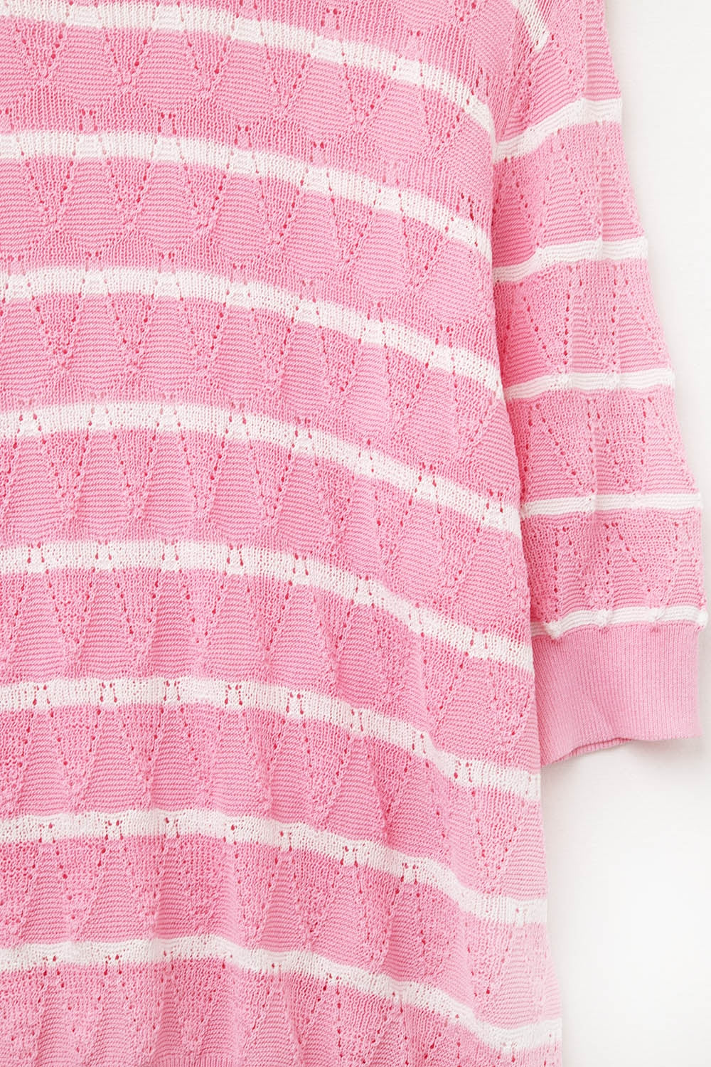 Top rose en tricot ajouré avec manches courtes et rayures blanches