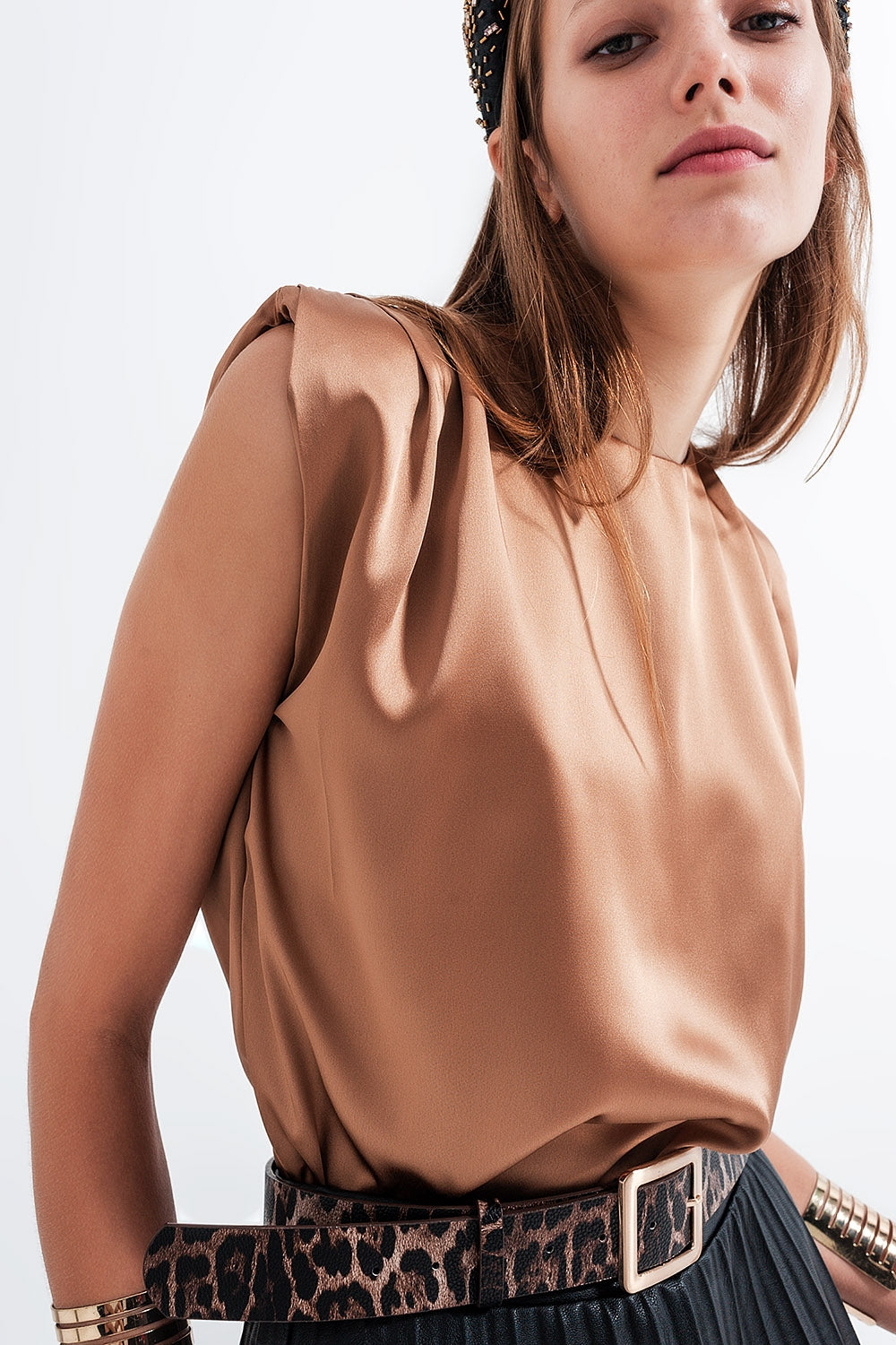 Top sans manches à épaulettes en satin froncé en or