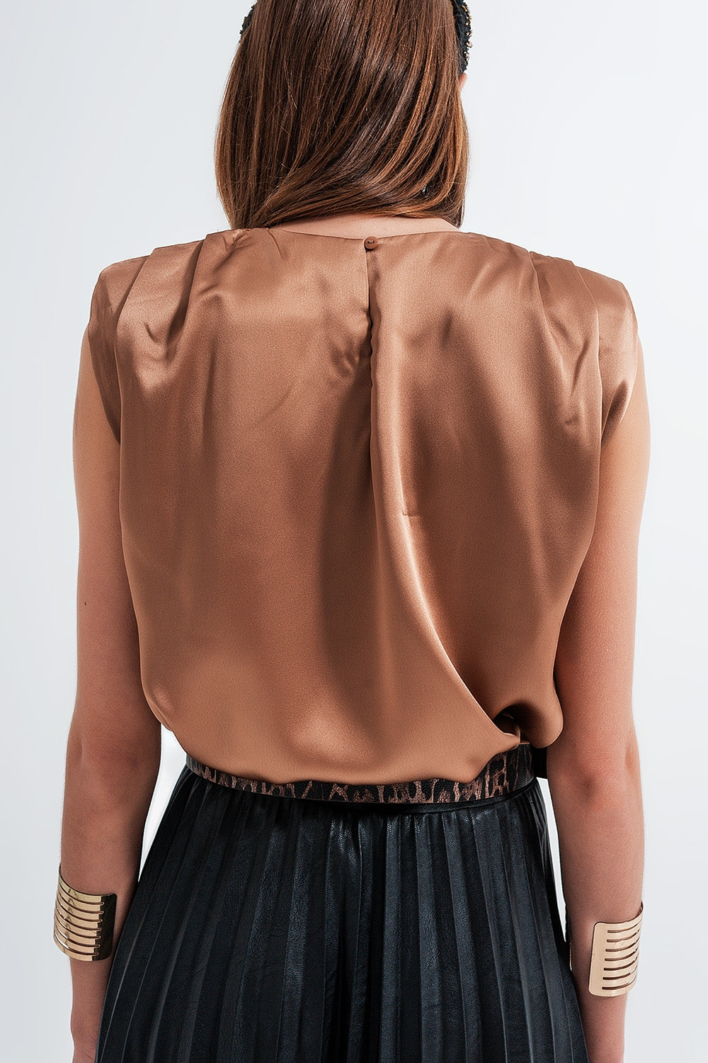 Top sans manches à épaulettes en satin froncé en or