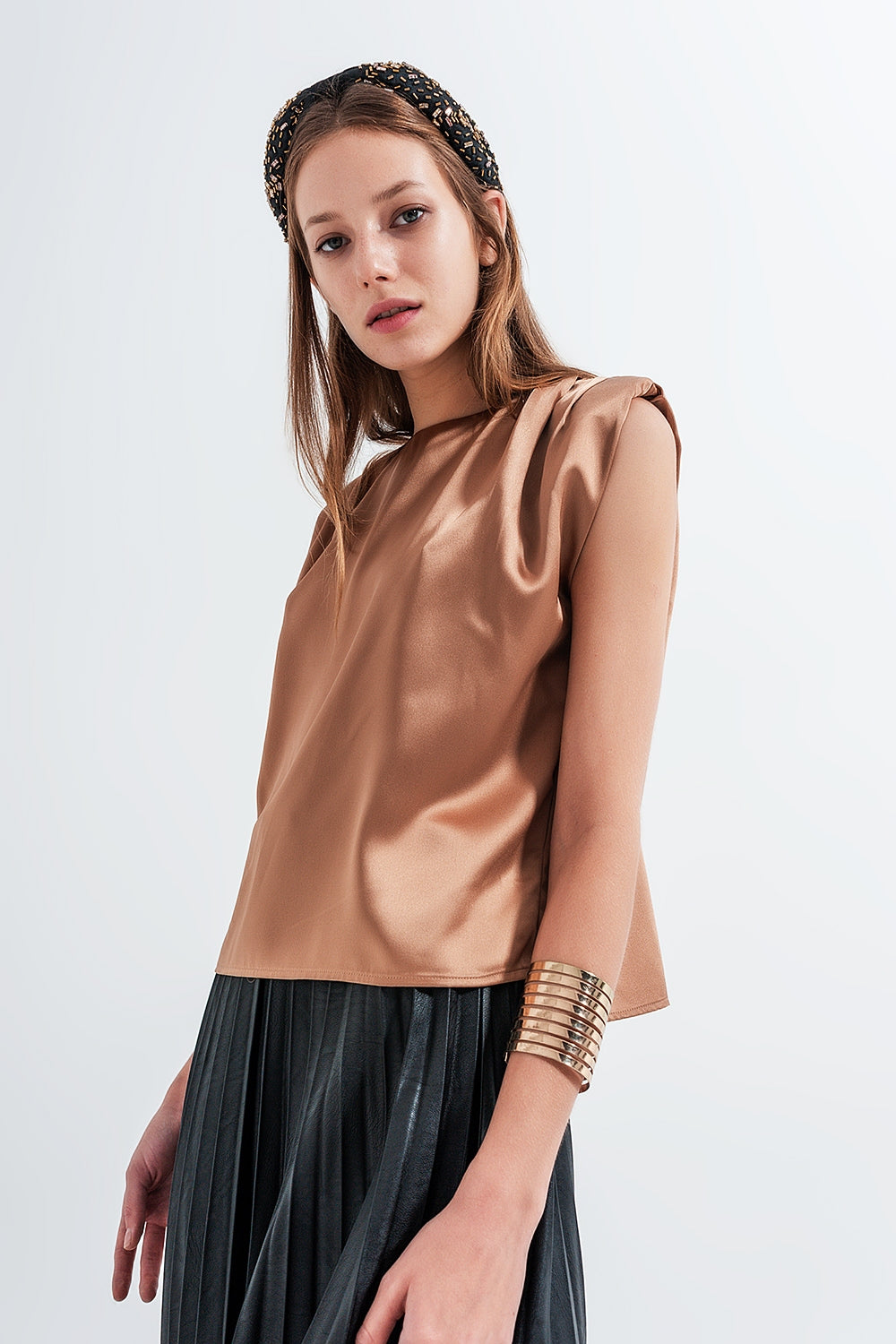 Top sans manches à épaulettes en satin froncé en or