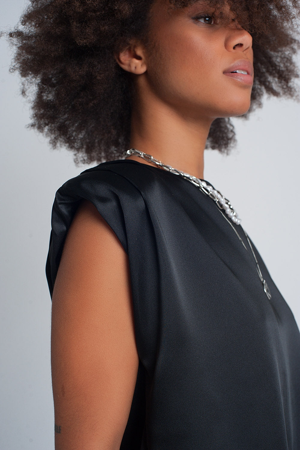 Top sans manches à épaulettes en satin froncé noir
