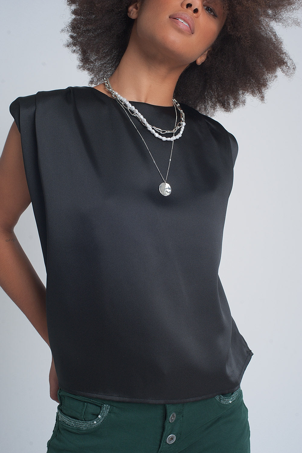 Top sans manches à épaulettes en satin froncé noir