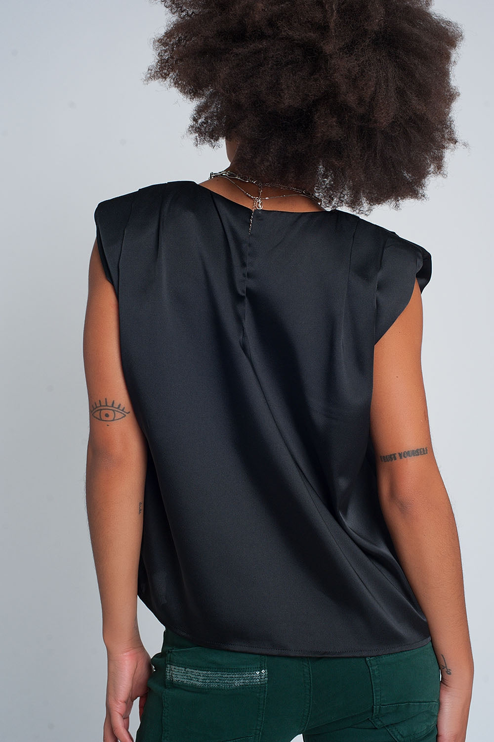 Top sans manches à épaulettes en satin froncé noir