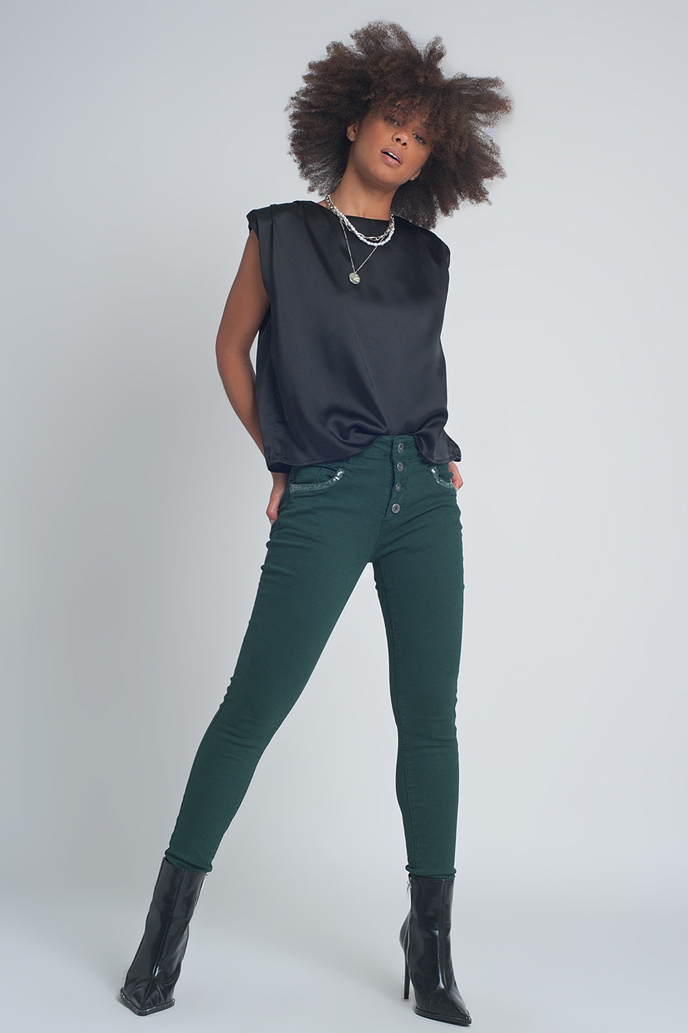 Top sans manches à épaulettes en satin froncé noir