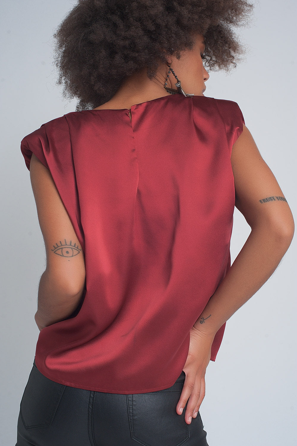 Top sans manches à épaulettes en satin froncé rouge