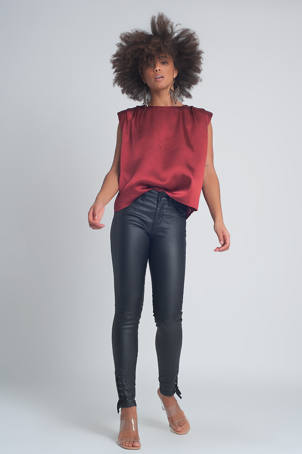 Top sans manches à épaulettes en satin froncé rouge