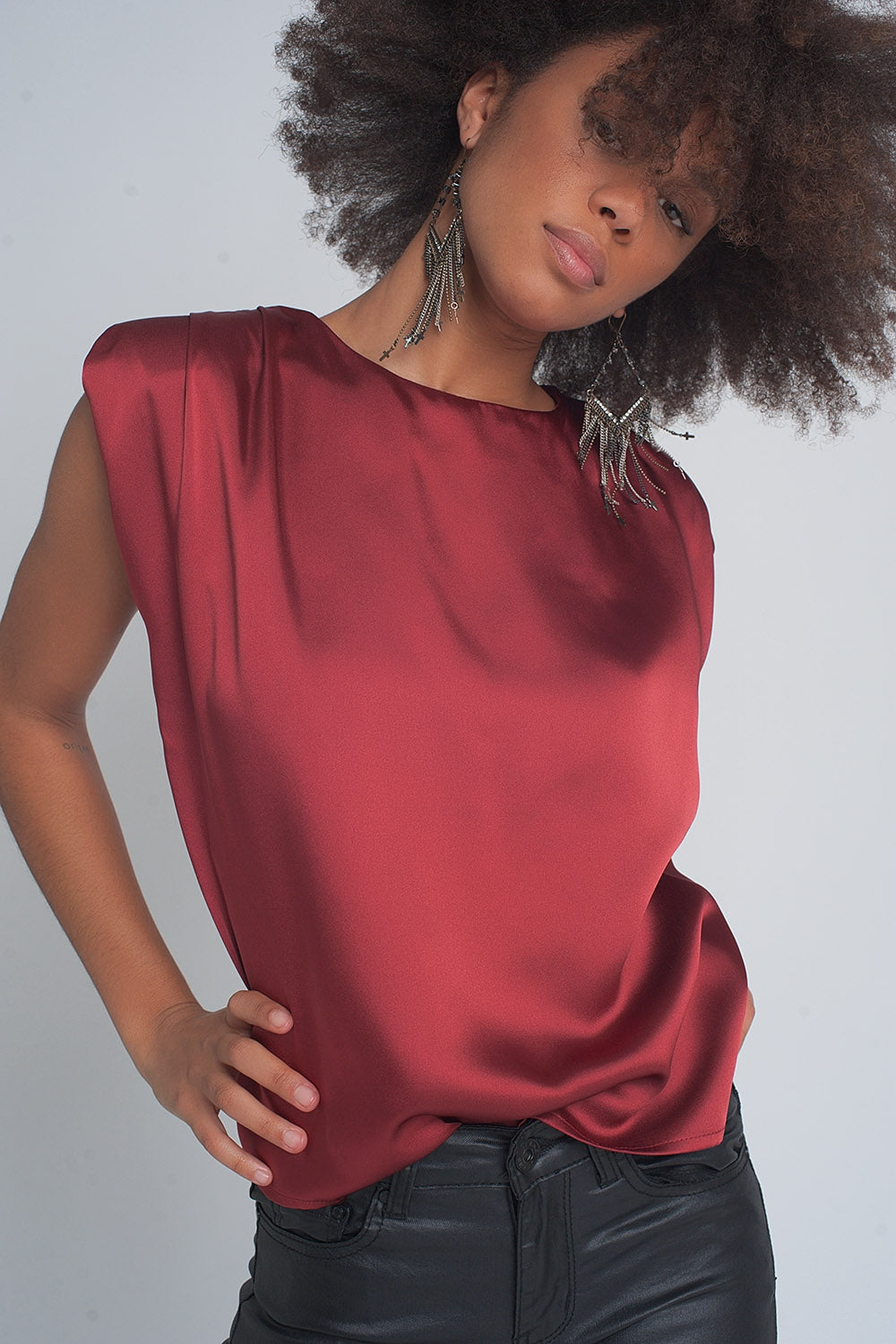 Top sans manches à épaulettes en satin froncé rouge