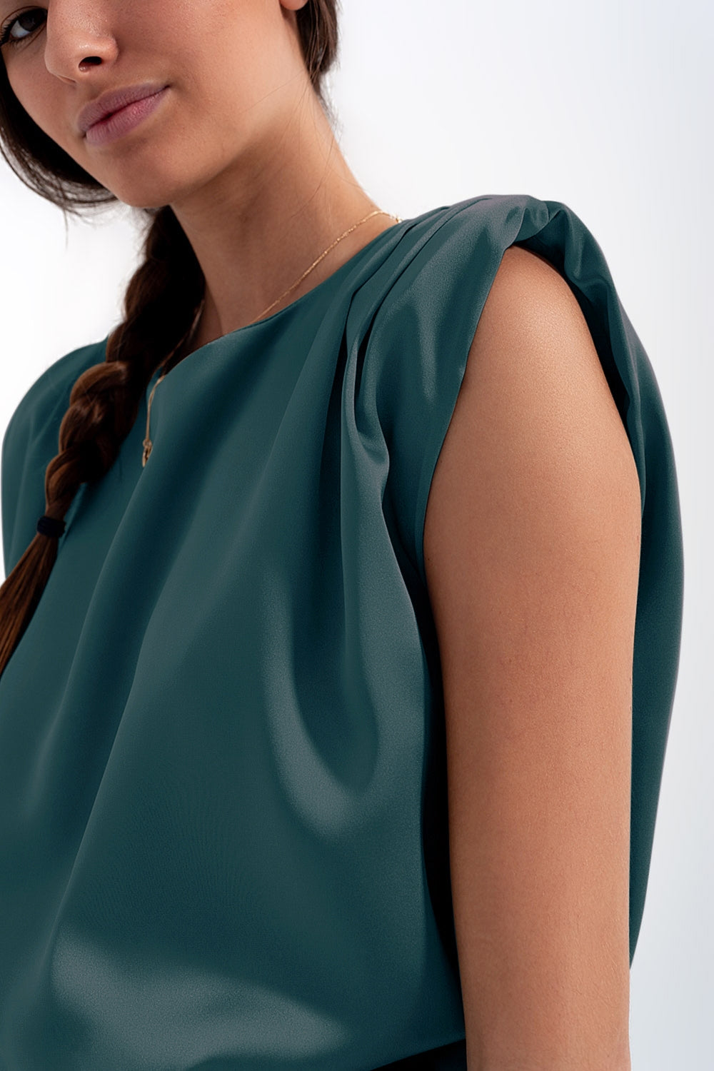 Top sans manches à épaulettes en satin froncé vert