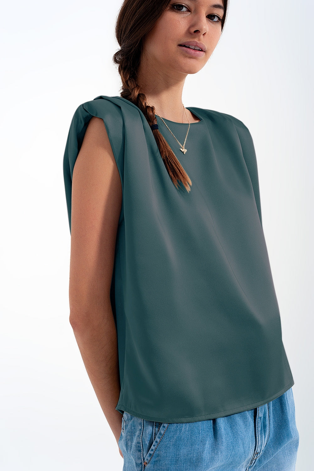 Top sans manches à épaulettes en satin froncé vert