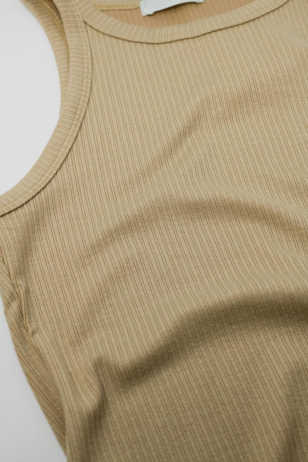 Top sans manches beige avec détails côtelés