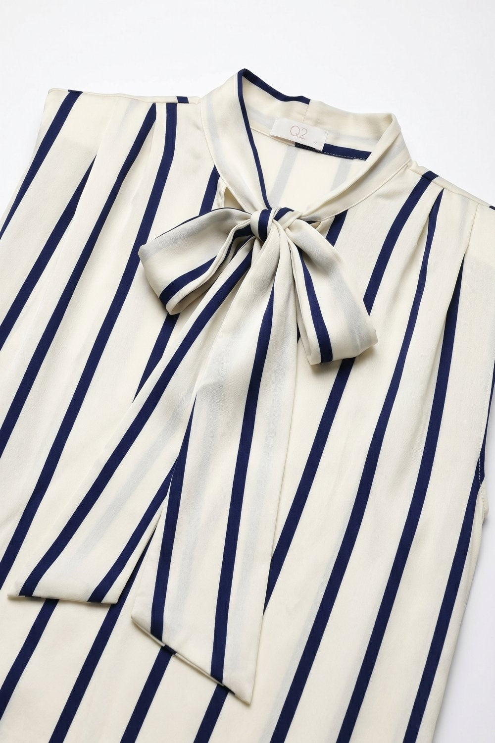 Top sans manches en satin à rayures crème avec col nœud