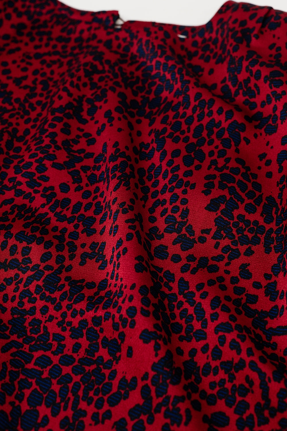 top sans manches en satin rouge avec imprimé animalier