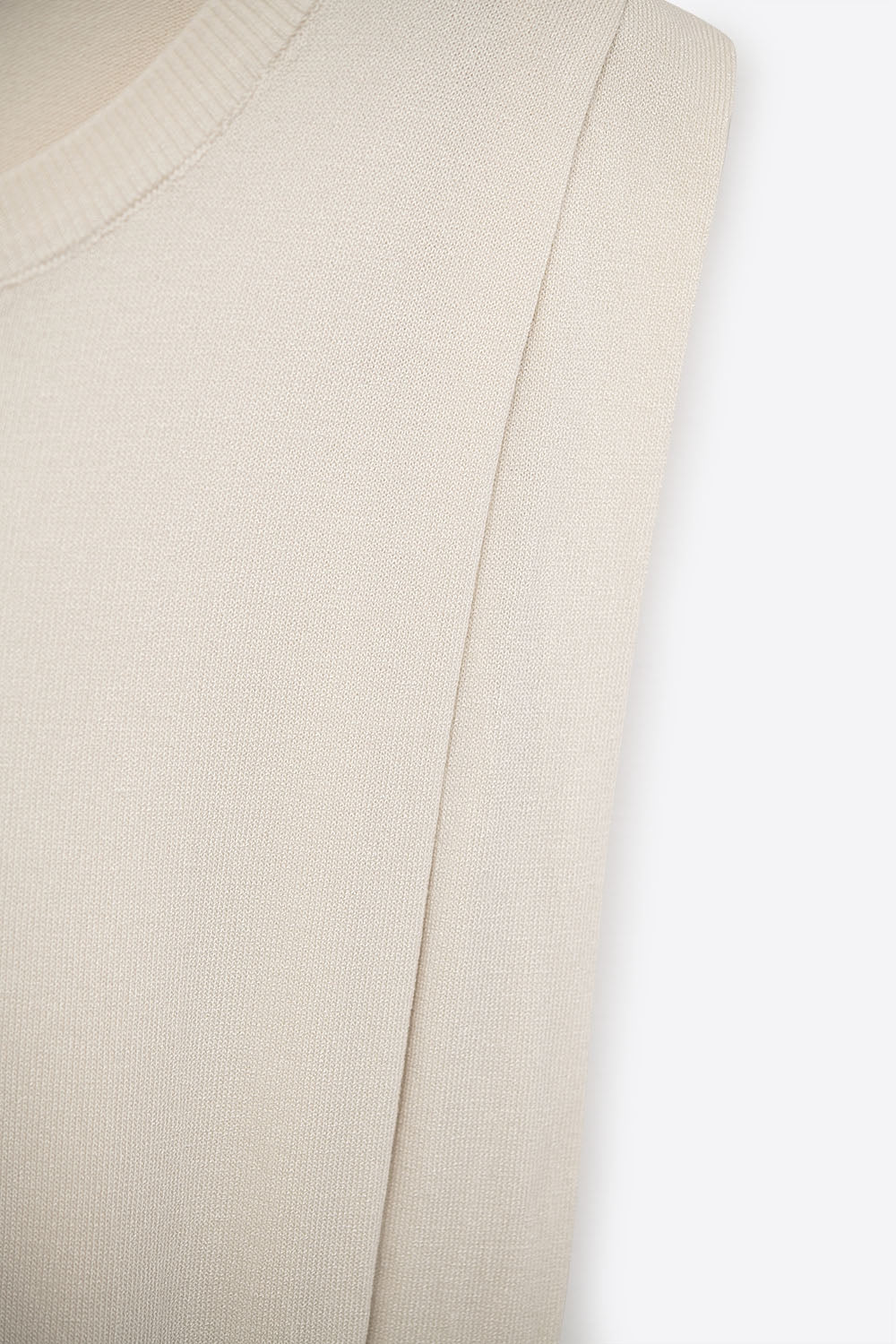 Top sans manches en tricot avec drapé aux épaules en beige