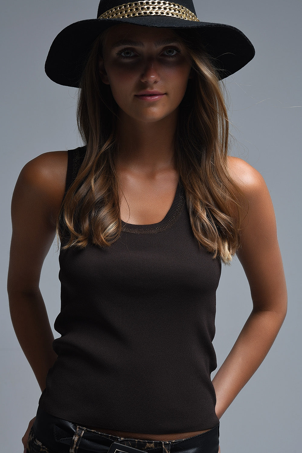 Top sans manches en tricot marron avec bordures métalliques