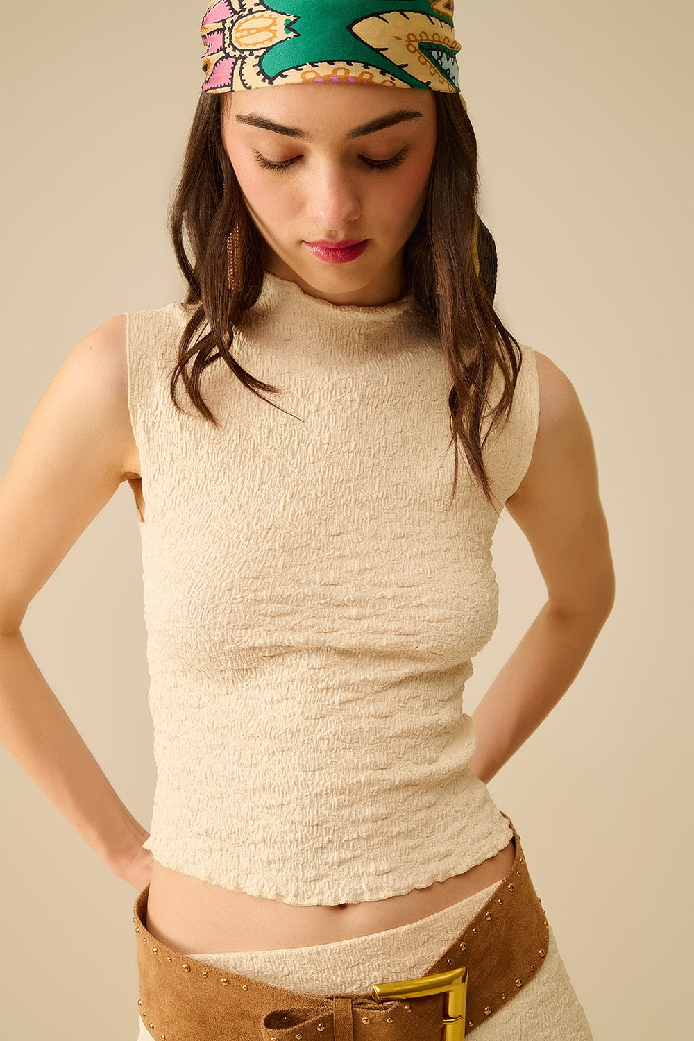 Top sans manches en tricot texturé à col haut