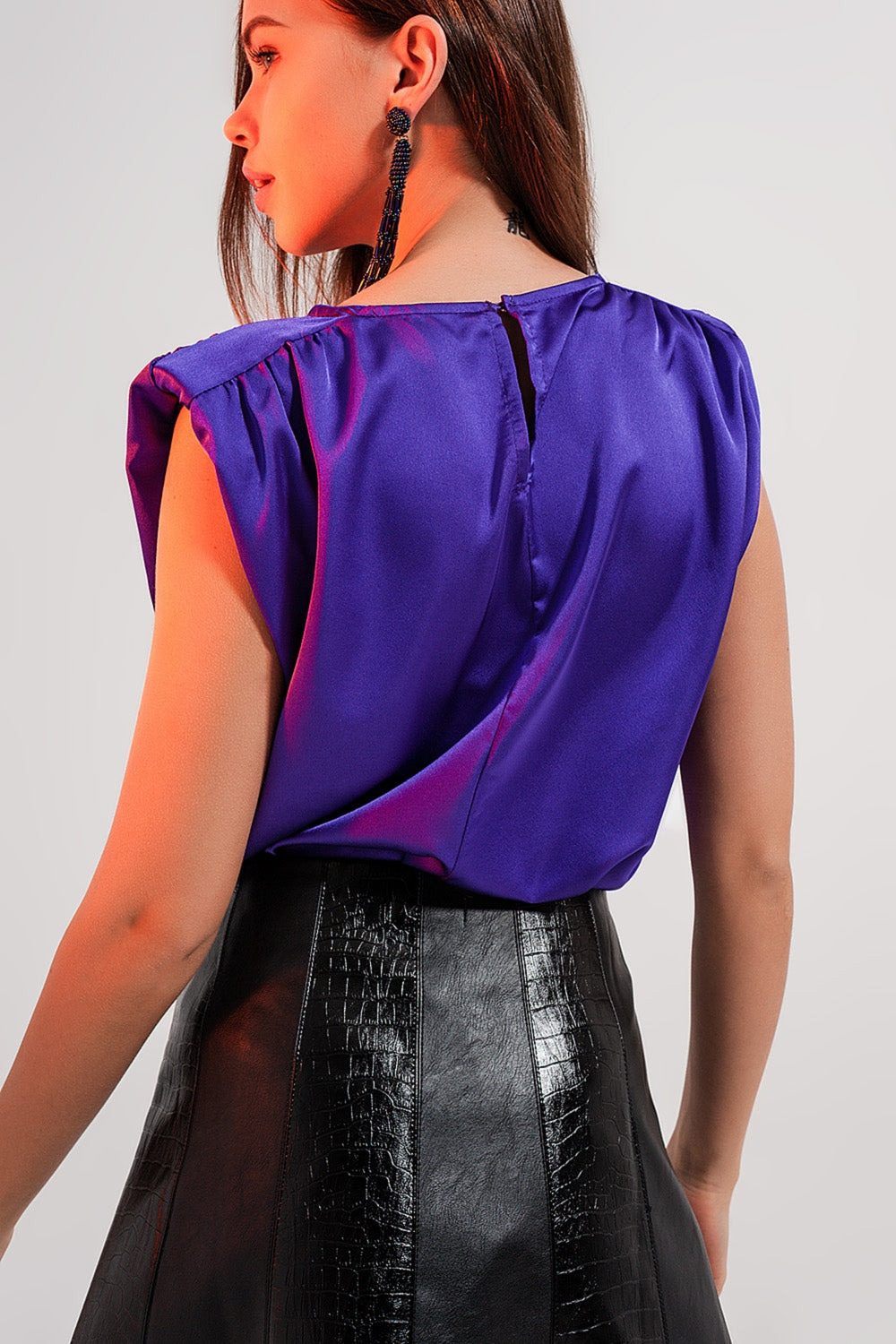 Top satiné violette à épaulettes