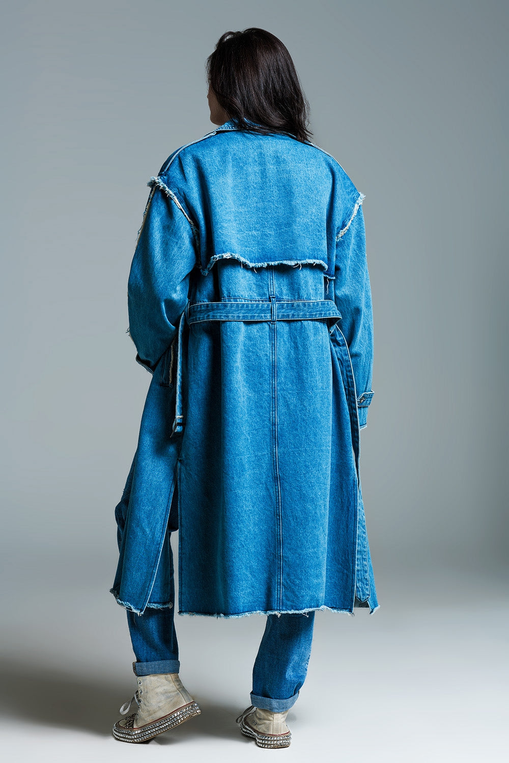 Trench-coat en daim avec ceinture et bords bruts en délavage moyen