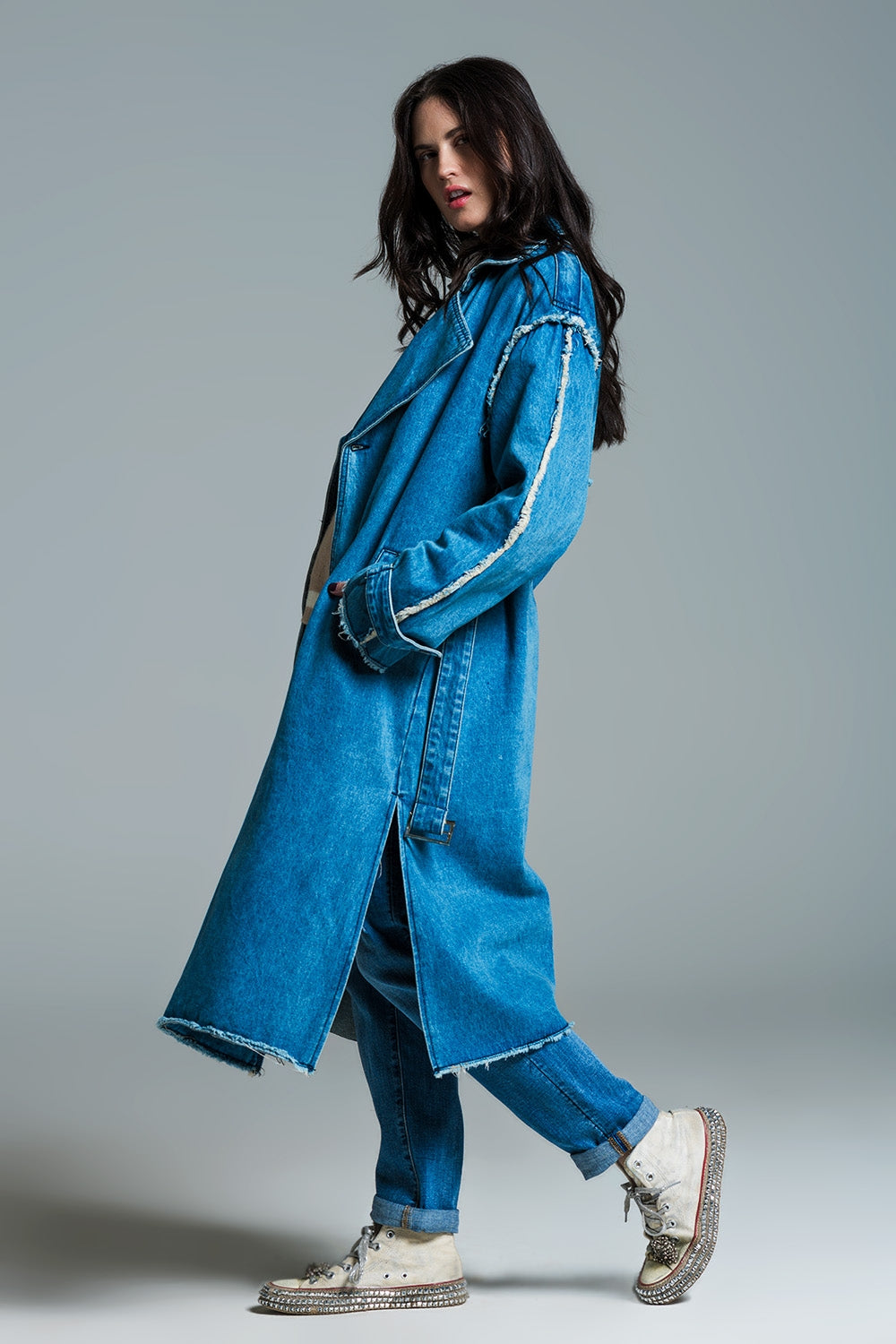 Trench-coat en daim avec ceinture et bords bruts en délavage moyen