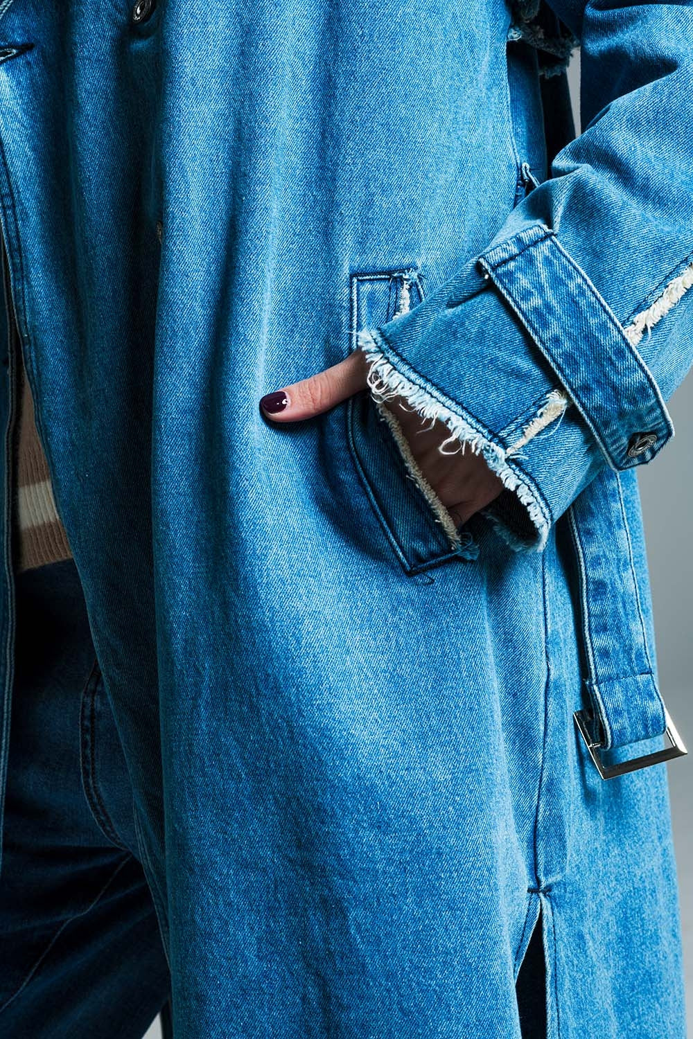 Trench-coat en daim avec ceinture et bords bruts en délavage moyen