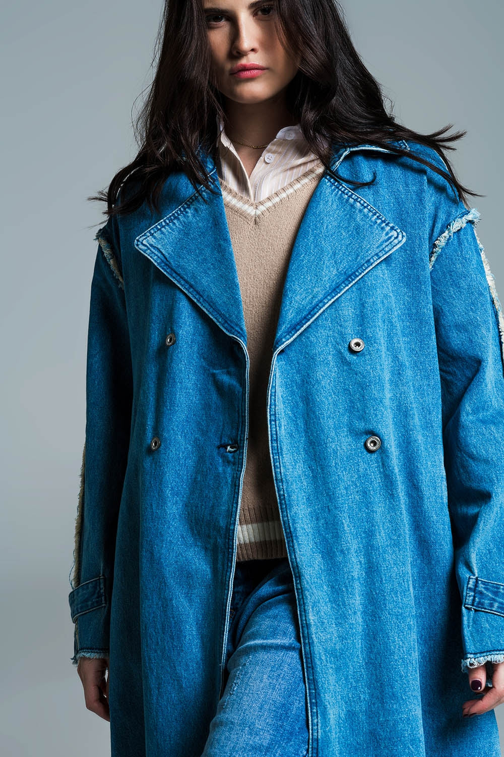 Trench-coat en daim avec ceinture et bords bruts en délavage moyen