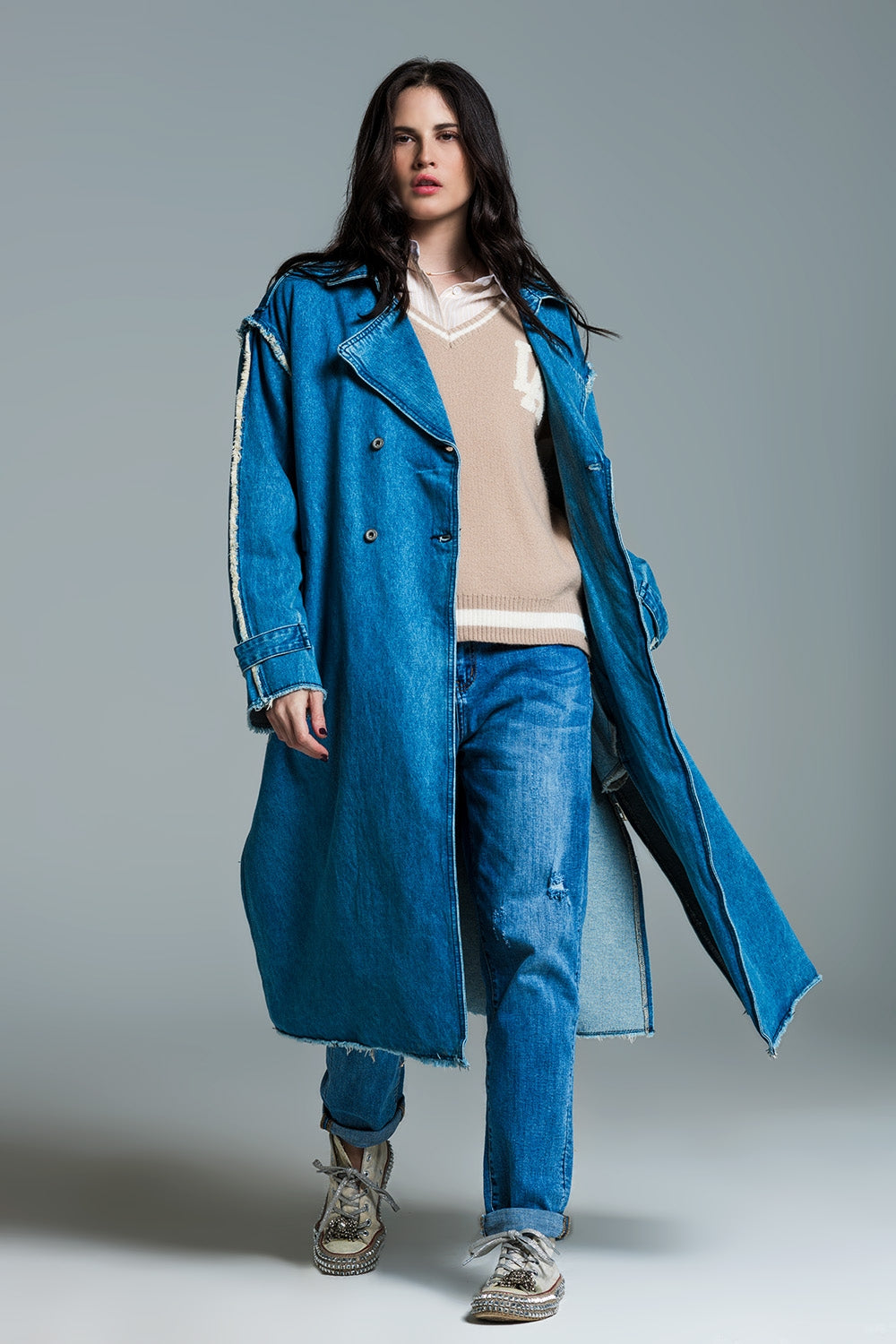 Trench-coat en daim avec ceinture et bords bruts en délavage moyen