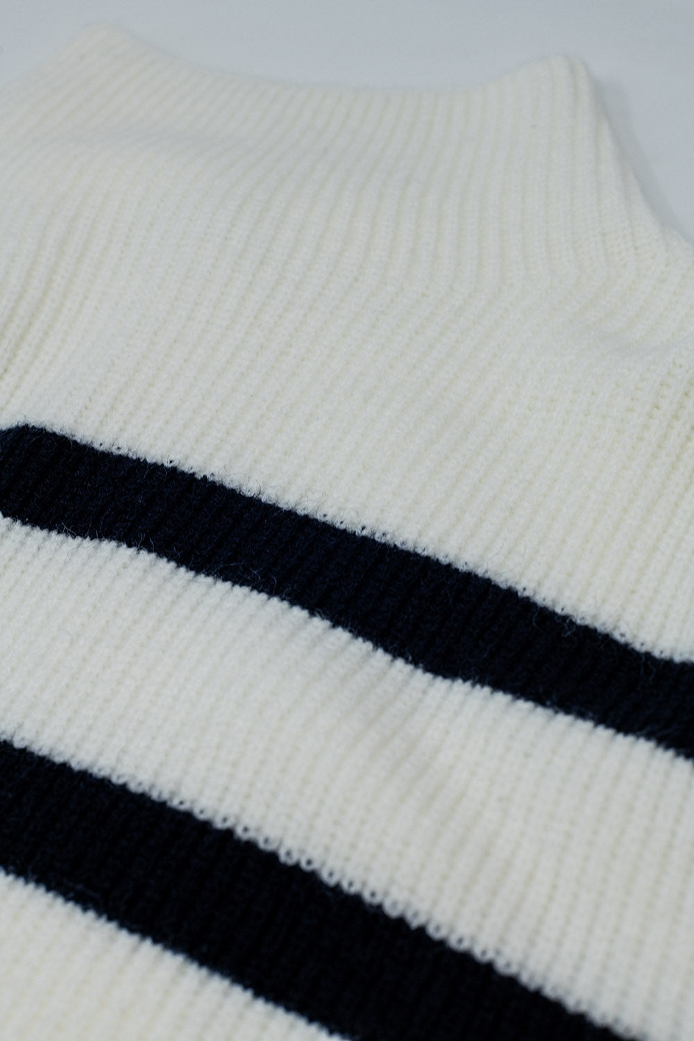 Tricot côtelé en jersey crème avec rayures marines