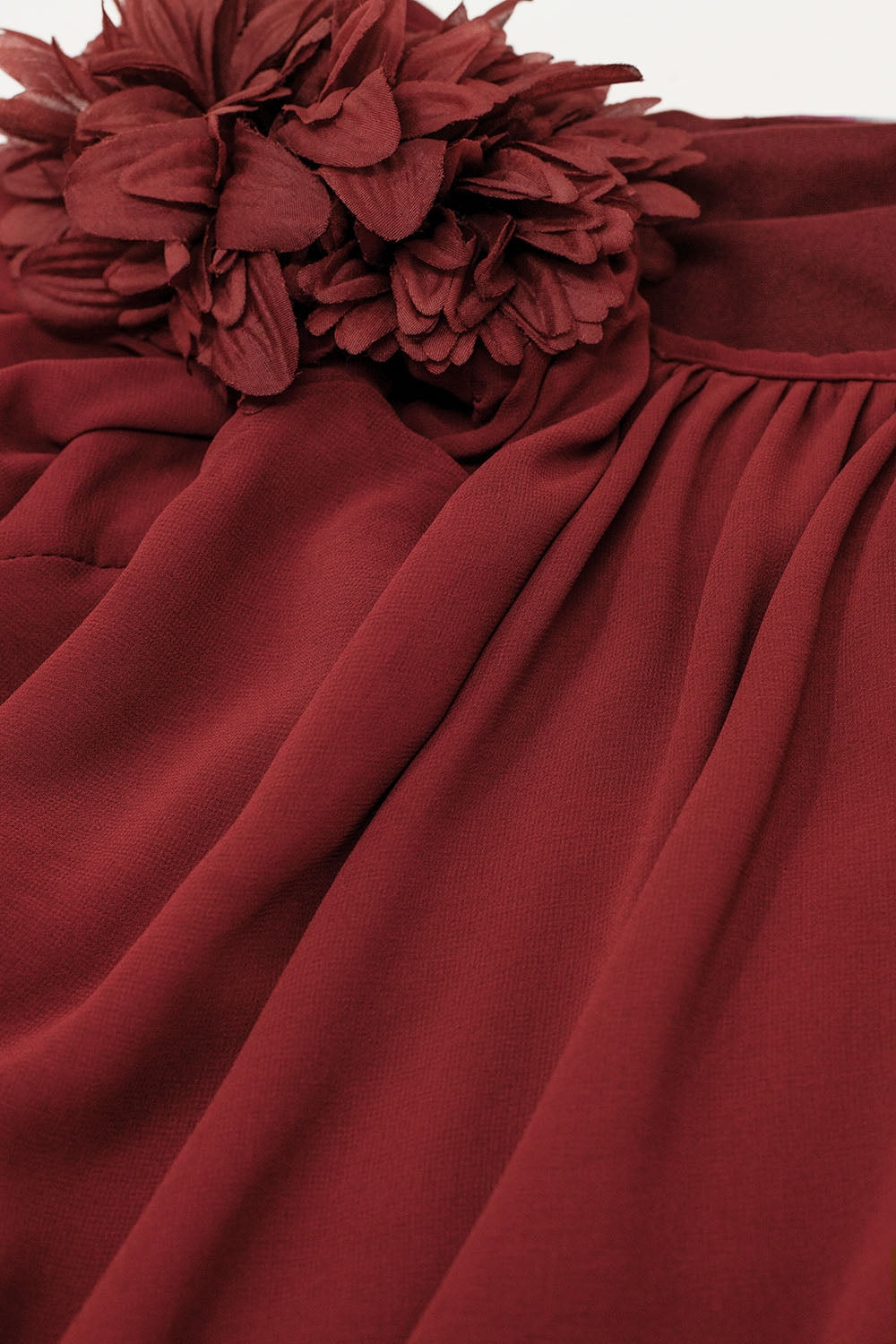 Tunique brune asymétrique avec fleur sur l'épaule