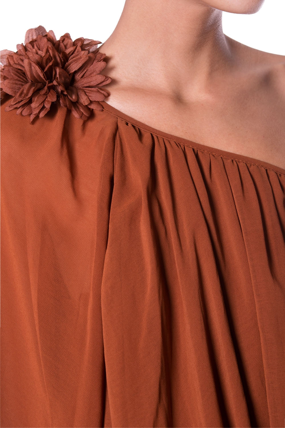 Tunique brune asymétrique avec fleur sur l'épaule
