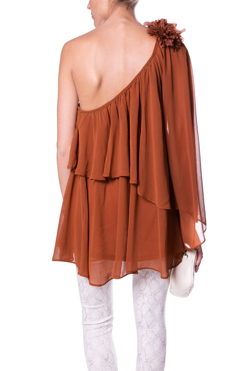 Tunique brune asymétrique avec fleur sur l'épaule