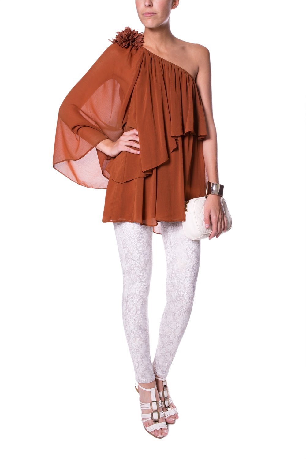 Tunique brune asymétrique avec fleur sur l'épaule