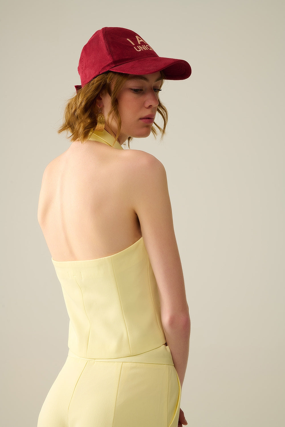 Veste cache-cœur jaune avec bouton doré détaillé