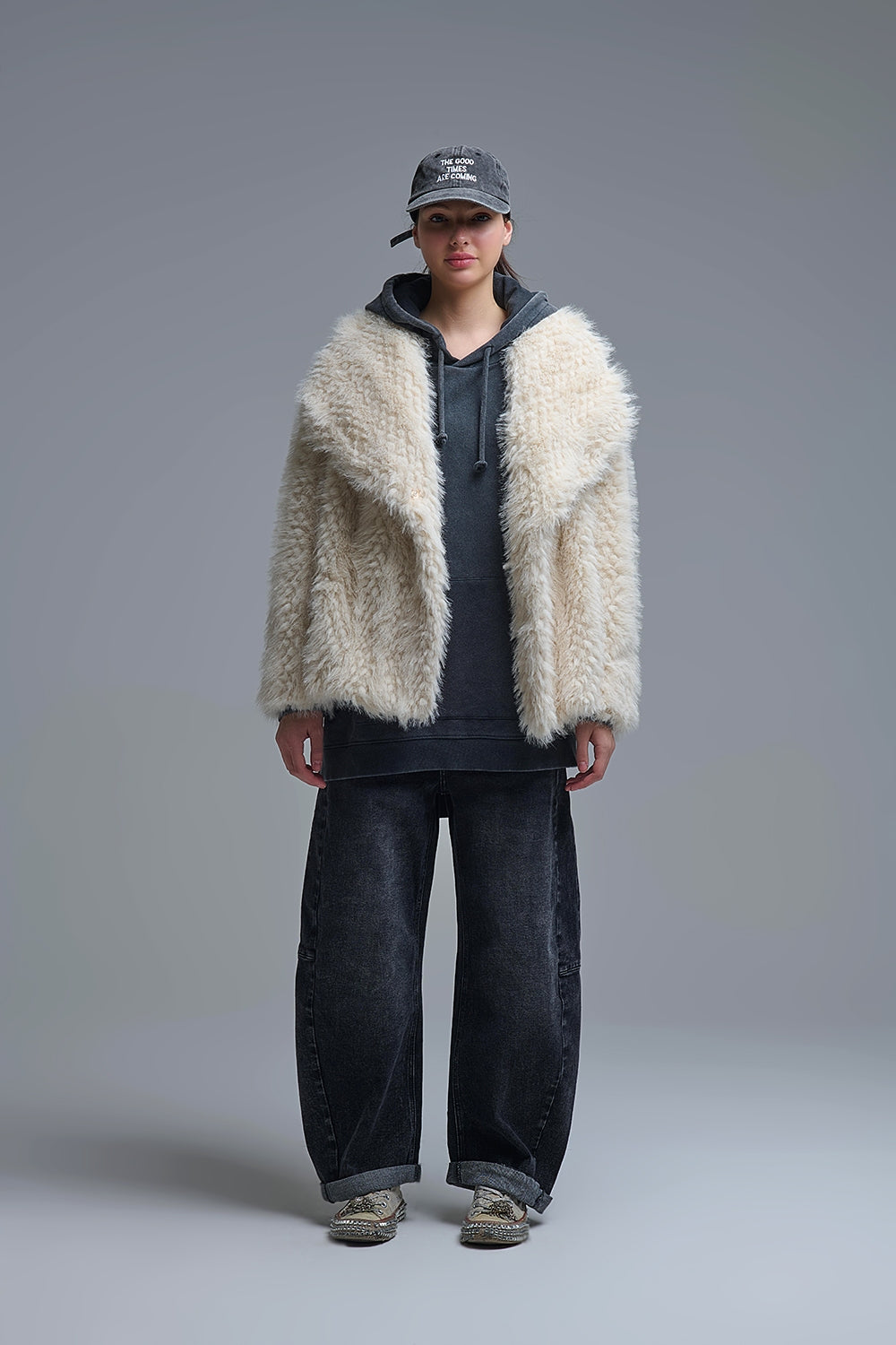 Veste chic en fausse fourrure beige à col large